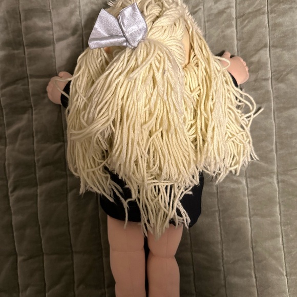 Hasbro Cabbage Patch Doll with Black Outfit and Orange Letter ‘M’ Vintage 1989 - Picture 2 of 8